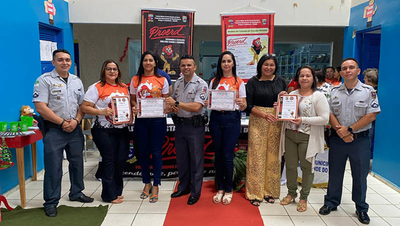 Imagem 1 - Serra do Mel realiza entrega de certificados do Proerd e renova compromisso com o programa para 2023. A entrega dos certificados foi realizada nesta quarta-feira (21), pela Secretaria Municipal de Educação. Na oportunidade, o sargento F. Silva, coordenador do Proerd, falou sobre a importância do programa que tem ajudado as crianças a fazer escolhas sábias e a se livrarem de situações ruins e complicadas que possam surgir. A prefeitura ainda firmou compromisso de renovar o programa em 2023, por entender a importância que o Proerd alcança para as crianças e para a comunidade. Imagem 1 - Serra do Mel realiza entrega de certificados do Proerd e renova compromisso com o programa para 2023. A entrega dos certificados foi realizada nesta quarta-feira (21), pela Secretaria Municipal de Educação. Na oportunidade, o sargento F. Silva, coordenador do Proerd, falou sobre a importância do programa que tem ajudado as crianças a fazer escolhas sábias e a se livrarem de situações ruins e complicadas que possam surgir. A prefeitura ainda firmou compromisso de renovar o programa em 2023, por entender a importância que o Proerd alcança para as crianças e para a comunidade.
