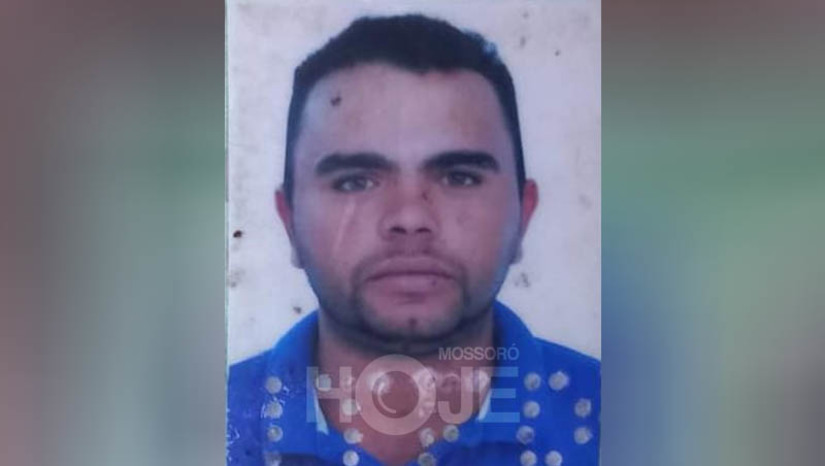Imagem 1 - Mossoroense é encontrado morto em alpendre de casa, em TibauPopulares acionaram a Polícia Militar, por volta das 4h desta sexta (23), informando sobre uma pessoa caída ao chão, no alpendre de uma residência abandonada, localizada no Centro da cidade. Chegando ao local, os policiais encontraram Francisco Márcio da Silva, de 33 anos, já sem vida. Ainda segundo a PM, a vítima já tinha costume de dormir no local. Nesta madrugada, foi surpreendida por homens que se aproximaram já atirando contra ela. O Itep foi acionado para fazer a perícia do local do crime e remoção do corpo para a sede, em Mossoró. Imagem 1 - Mossoroense é encontrado morto em alpendre de casa, em TibauPopulares acionaram a Polícia Militar, por volta das 4h desta sexta (23), informando sobre uma pessoa caída ao chão, no alpendre de uma residência abandonada, localizada no Centro da cidade. Chegando ao local, os policiais encontraram Francisco Márcio da Silva, de 33 anos, já sem vida. Ainda segundo a PM, a vítima já tinha costume de dormir no local. Nesta madrugada, foi surpreendida por homens que se aproximaram já atirando contra ela. O Itep foi acionado para fazer a perícia do local do crime e remoção do corpo para a sede, em Mossoró.