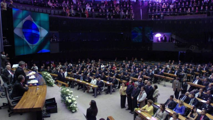 Imagem 1 - Veja roteiro da sessão solene do Congresso que dará posse a Lula em 1º de janeiro de 2023. O presidente eleito será recebido no Congresso pelos presidentes da Câmara dos Deputados e do Senado, Arthur Lira e Rodrigo Pacheco. A sessão solene de posse será iniciada às 15h, com a execução do Hino Nacional. Em seguida, Lula fará o Compromisso Constitucional e assinará o termo de posse, juntamente com Alckmin. Na sequência, Lula fará um pronunciamento à nação, seguido pelo presidente do Senado e do Congresso, Rodrigo Pacheco, que também discursará. Depois a sessão será encerrada e Lula seguirá para a área externa do Congresso, onde haverá uma cerimônia de honras militares. O roteiro da posse no Planalto ainda não foi divulgado. (Foto: Sessão de posse de Lula (segundo mandato), em janeiro de 2007). Imagem 1 - Veja roteiro da sessão solene do Congresso que dará posse a Lula em 1º de janeiro de 2023. O presidente eleito será recebido no Congresso pelos presidentes da Câmara dos Deputados e do Senado, Arthur Lira e Rodrigo Pacheco. A sessão solene de posse será iniciada às 15h, com a execução do Hino Nacional. Em seguida, Lula fará o Compromisso Constitucional e assinará o termo de posse, juntamente com Alckmin. Na sequência, Lula fará um pronunciamento à nação, seguido pelo presidente do Senado e do Congresso, Rodrigo Pacheco, que também discursará. Depois a sessão será encerrada e Lula seguirá para a área externa do Congresso, onde haverá uma cerimônia de honras militares. O roteiro da posse no Planalto ainda não foi divulgado. (Foto: Sessão de posse de Lula (segundo mandato), em janeiro de 2007).