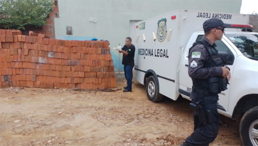 Imagem 1 - Os assassinos estavam em número de 4, se delocando num veículo. Chegaram ao local usando capuzes, espingardas calibre 12 e pistolas. Segundo o Sargento PM Filgueira, invadiram a residência das vítimas Edson Lopes de Oliveira, Edilson Lopes de Oliveira e começaram a atirar. Foram muitos tiros, que por sorte não atingiram várias outras pessoas que se encontravam no local, inclusive, crianças. O caso deve ser investigado pela Polícia Civil. Imagem 1 - Os assassinos estavam em número de 4, se delocando num veículo. Chegaram ao local usando capuzes, espingardas calibre 12 e pistolas. Segundo o Sargento PM Filgueira, invadiram a residência das vítimas Edson Lopes de Oliveira, Edilson Lopes de Oliveira e começaram a atirar. Foram muitos tiros, que por sorte não atingiram várias outras pessoas que se encontravam no local, inclusive, crianças. O caso deve ser investigado pela Polícia Civil.