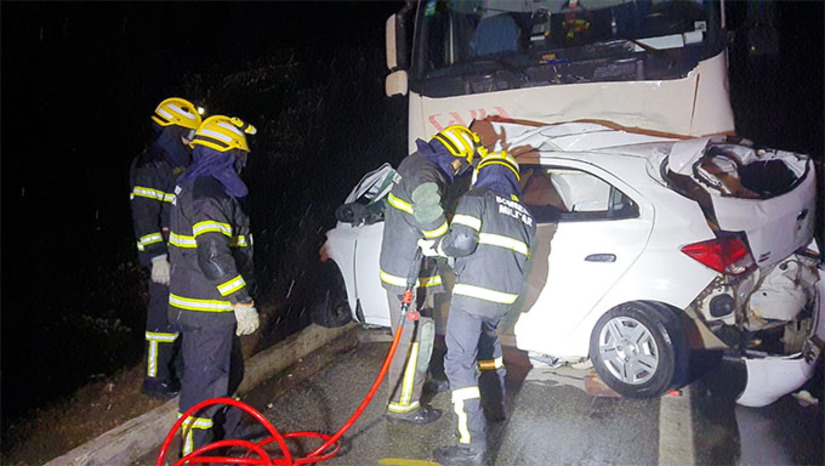 Imagem 1 - Henrique Araújo de Nicodemos, de 25 anos, faleceu na tarde desta sexta-feira, 23, após rodar o carro na pista molhada e ser atropelado por uma carreta na BR 304, perto de Angicos-RN. Ele retornava de João Pessoa, onde cursa mestrado em psicologia, com destino a Fortaleza (CE), dirigindo pela primeira vez. O corpo da vítima foi retirado das ferragens pelo Corpo de Bombeiros, a quem coube a missão de encontrar e informar a família da tragédia. Imagem 1 - Henrique Araújo de Nicodemos, de 25 anos, faleceu na tarde desta sexta-feira, 23, após rodar o carro na pista molhada e ser atropelado por uma carreta na BR 304, perto de Angicos-RN. Ele retornava de João Pessoa, onde cursa mestrado em psicologia, com destino a Fortaleza (CE), dirigindo pela primeira vez. O corpo da vítima foi retirado das ferragens pelo Corpo de Bombeiros, a quem coube a missão de encontrar e informar a família da tragédia.