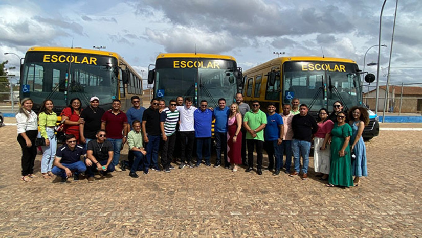 Imagem 1 - O investimento foi de mais ou menos 1 milhão de recursos próprios e um apoio de 200 mil em emenda parlamentar destinado pelo deputado estadual George Soares, de Assu. O prefeito Josivan Bibiano fez a entrega dos três ônibus e a ambulância nesta sexta-feira e em seguida realizou a confraternização de fim de ano com os secretários e apoiadores de sua gestão. Espera um 2023 com mais investimentos para estruturação do município, que é composto por 23 vilas, sendo que 22 rurais. Imagem 1 - O investimento foi de mais ou menos 1 milhão de recursos próprios e um apoio de 200 mil em emenda parlamentar destinado pelo deputado estadual George Soares, de Assu. O prefeito Josivan Bibiano fez a entrega dos três ônibus e a ambulância nesta sexta-feira e em seguida realizou a confraternização de fim de ano com os secretários e apoiadores de sua gestão. Espera um 2023 com mais investimentos para estruturação do município, que é composto por 23 vilas, sendo que 22 rurais.