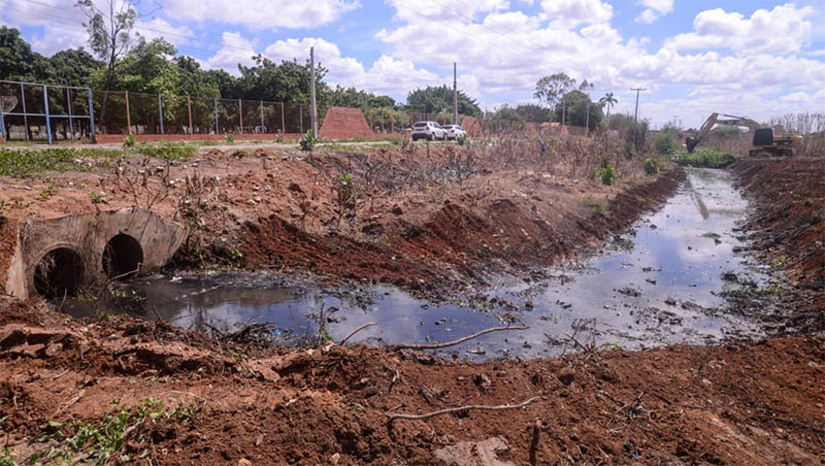 Imagem 1 - Prefeitura avança na limpeza de canais e córregos para prevenir alagamentos por chuvas em Mossoró. Esta semana começa com o mutirão chegando à comunidade Quixabeirinha, região do bairro Aeroporto. Nesta segunda-feira (26), o maquinário iniciou a limpeza do canal e da lagoa da Quixabeirinha. O trabalho está dentro da programação montada pela administração pública municipal que contempla limpeza de sistemas de drenagem pela cidade. Imagem 1 - Prefeitura avança na limpeza de canais e córregos para prevenir alagamentos por chuvas em Mossoró. Esta semana começa com o mutirão chegando à comunidade Quixabeirinha, região do bairro Aeroporto. Nesta segunda-feira (26), o maquinário iniciou a limpeza do canal e da lagoa da Quixabeirinha. O trabalho está dentro da programação montada pela administração pública municipal que contempla limpeza de sistemas de drenagem pela cidade.