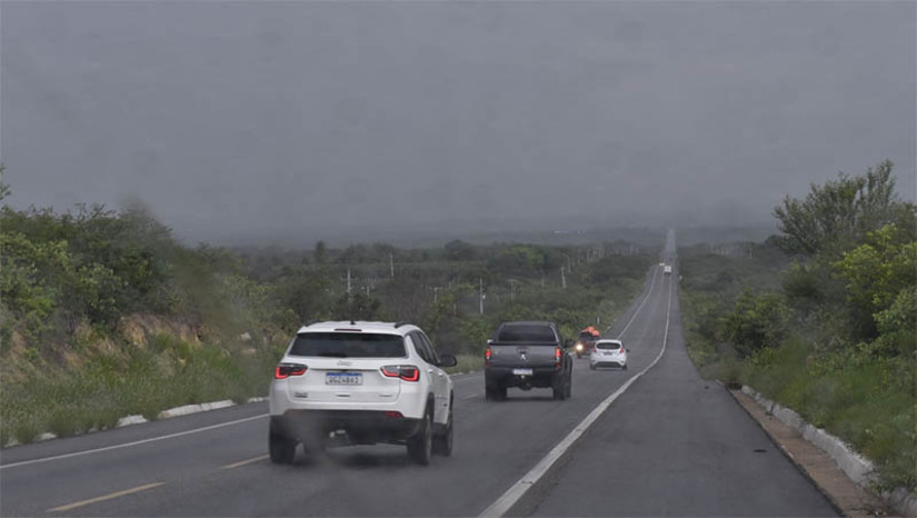 Imagem 1 - Previsão da Emparn é de pancadas de chuvas em todas as regiões do RN durante esta semana. No feriado de Natal, entre às 7h de sexta-feira (23) até o mesmo horário desta segunda-feira (26), a Empresa de Pesquisa do Rio Grande do Norte registrou 124,6 milímetros (mm) de chuva no município de Coronel Ezequiel, localizado no Agreste Potiguar. Por região, os maiores volumes foram em Coronel João Pessoa (Oeste Potiguar) com 93,6mm, São Vicente (Central Potiguar) com 92,2mm e Macaíba (Leste Potiguar) com 12,2mm. Imagem 1 - Previsão da Emparn é de pancadas de chuvas em todas as regiões do RN durante esta semana. No feriado de Natal, entre às 7h de sexta-feira (23) até o mesmo horário desta segunda-feira (26), a Empresa de Pesquisa do Rio Grande do Norte registrou 124,6 milímetros (mm) de chuva no município de Coronel Ezequiel, localizado no Agreste Potiguar. Por região, os maiores volumes foram em Coronel João Pessoa (Oeste Potiguar) com 93,6mm, São Vicente (Central Potiguar) com 92,2mm e Macaíba (Leste Potiguar) com 12,2mm.