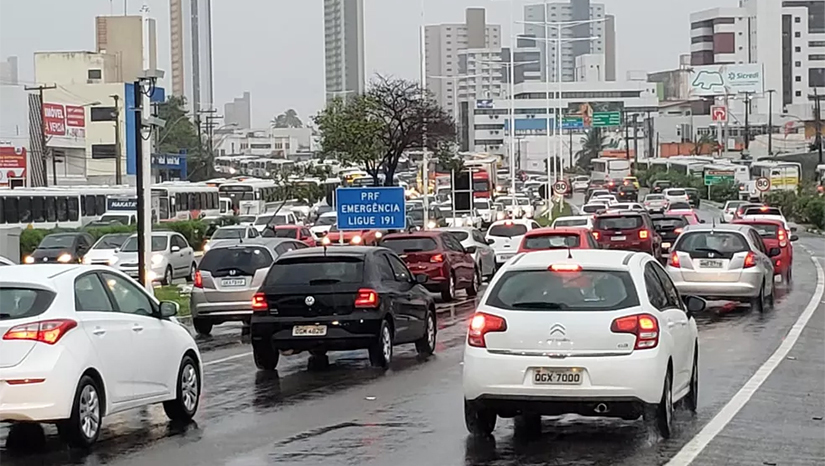 Imagem 1 -  A taxa de Licenciamento do Rio Grande do Norte se encontra entre as cinco mais baixas dos Detrans de todo o país. O Licenciamento é uma das taxas de pagamento obrigatórias para que o proprietário possa ter acesso ao Certificado de Registro de Licenciamento de Veículo (CRLV) do ano vigente. É exigido que o condutor tenha sempre esse documento em mãos quando dirige veículo automotor e que deve ser apresentando nas blitzen de fiscalização veicular. O valor do tributo não sofreu reajuste e permanece o mesmo cobrado desde 2019, sendo R$ 90,00 independente do ano ou modelo do veículo.
