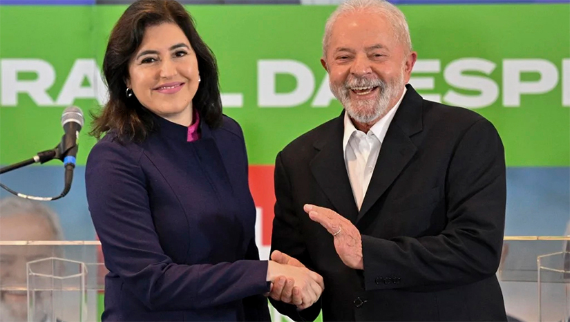 Imagem 1 - Simone Tebet sinaliza que aceitará nomeação para o Ministério do Planejamento, diz Padilha. A articulação da senadora Simone Tebet para o Planejamento tem sido conduzida na manhã desta terça-feira (27) entre o presidente nacional do MDB, Baleia Rossi, e o futuro ministro de Relações Institucionais, Alexandre Padilha. O acordo final, no entanto, só será fechado após encontro entre Simone Tebet e o presidente eleito Luiz Inácio Lula da Silva, que deve ocorrer ainda hoje. Lula passou a manhã em contato com dirigentes emedebistas na tentativa de chegar a um acordo para que Tebet assuma o Planejamento. Imagem 1 - Simone Tebet sinaliza que aceitará nomeação para o Ministério do Planejamento, diz Padilha. A articulação da senadora Simone Tebet para o Planejamento tem sido conduzida na manhã desta terça-feira (27) entre o presidente nacional do MDB, Baleia Rossi, e o futuro ministro de Relações Institucionais, Alexandre Padilha. O acordo final, no entanto, só será fechado após encontro entre Simone Tebet e o presidente eleito Luiz Inácio Lula da Silva, que deve ocorrer ainda hoje. Lula passou a manhã em contato com dirigentes emedebistas na tentativa de chegar a um acordo para que Tebet assuma o Planejamento.