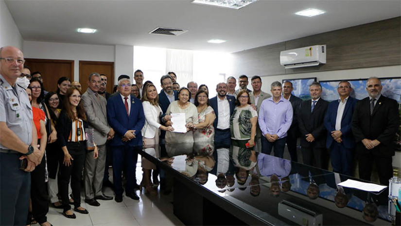 Imagem 1 - Fátima autoriza início das obras do Complexo de Perícia Criminal do RN. A nova sede do Itep compreenderá a sede administrativa e as sedes dos Institutos de Criminalística – IC e de Medicina Legal – IML, toda esta estrutura é vinculada à Secretaria de Segurança Pública e da Defesa Social. O complexo será erguido em área própria do Estado, localizada no entroncamento da Rua dos Campos com a Rua das Peixadas, no Bairro de Felipe Camarão, na zona oeste de Natal. A empresa que executará a obra é a Engevac Engenharia Ltda. O valor licitado é de R$ 19.643.899,37. O prazo para conclusão das obras é de um ano. Imagem 1 - Fátima autoriza início das obras do Complexo de Perícia Criminal do RN. A nova sede do Itep compreenderá a sede administrativa e as sedes dos Institutos de Criminalística – IC e de Medicina Legal – IML, toda esta estrutura é vinculada à Secretaria de Segurança Pública e da Defesa Social. O complexo será erguido em área própria do Estado, localizada no entroncamento da Rua dos Campos com a Rua das Peixadas, no Bairro de Felipe Camarão, na zona oeste de Natal. A empresa que executará a obra é a Engevac Engenharia Ltda. O valor licitado é de R$ 19.643.899,37. O prazo para conclusão das obras é de um ano.
