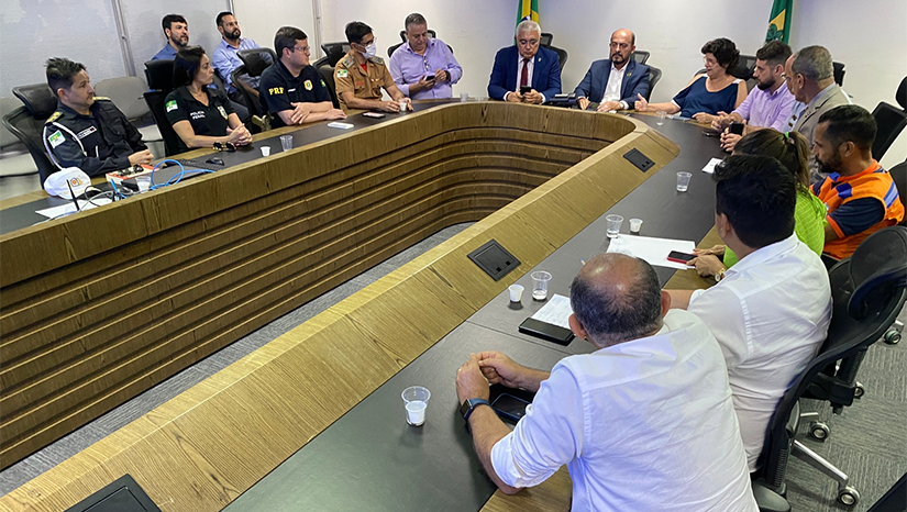 Imagem 1 - Secretaria de Segurança começa o planejamento da Operação Verão 2022. A operação verão 2023 está marcada para iniciar dia 5 de janeiro, com duração até o término do Carnaval. A operacionalidade da ações contará com uma importante integração entre órgãos estaduais, municipais e federais. Por parte da Polícia Militar, a Operação Verão 2023 ocorrerá com atividades ordinárias e extraordinárias nos litorais norte e sul do RN. Pela Polícia Civil, além da ampliação dos postos fixos e móveis em todo o litoral potiguar, destaque para a implementação do trabalho do Departamento de Proteção a Grupos em Situação de Vulnerabilidade (DPGV), que irá atuar de forma educativa em áreas de grande trânsito entre turistas e visitantes. Imagem 1 - Secretaria de Segurança começa o planejamento da Operação Verão 2022. A operação verão 2023 está marcada para iniciar dia 5 de janeiro, com duração até o término do Carnaval. A operacionalidade da ações contará com uma importante integração entre órgãos estaduais, municipais e federais. Por parte da Polícia Militar, a Operação Verão 2023 ocorrerá com atividades ordinárias e extraordinárias nos litorais norte e sul do RN. Pela Polícia Civil, além da ampliação dos postos fixos e móveis em todo o litoral potiguar, destaque para a implementação do trabalho do Departamento de Proteção a Grupos em Situação de Vulnerabilidade (DPGV), que irá atuar de forma educativa em áreas de grande trânsito entre turistas e visitantes.