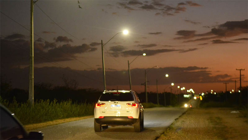Imagem 1 - Prefeitura ilumina trecho da RN-117; ação faz parte do programa “Mossoró Iluminada”. Ao todo, a Secretaria Municipal de Infraestrutura, Meio Ambiente, Urbanismo e Serviços Urbanos (SEINFRA) já instalou 27 postes e luminárias em uma extensão de um quilômetro na rodovia estadual, que liga Mossoró à cidade de Governador Dix-sept Rosado. O trecho já iluminado pelo Poder Executivo local contempla regiões como Itapetinga, Cidade Oeste, Cidade Verde e Tropical Ville. Desde o lançamento, em 2021, o programa já substituiu e instalou aproximadamente 16 mil lâmpadas de LED na zona urbana e também na zona rural. Imagem 1 - Prefeitura ilumina trecho da RN-117; ação faz parte do programa “Mossoró Iluminada”. Ao todo, a Secretaria Municipal de Infraestrutura, Meio Ambiente, Urbanismo e Serviços Urbanos (SEINFRA) já instalou 27 postes e luminárias em uma extensão de um quilômetro na rodovia estadual, que liga Mossoró à cidade de Governador Dix-sept Rosado. O trecho já iluminado pelo Poder Executivo local contempla regiões como Itapetinga, Cidade Oeste, Cidade Verde e Tropical Ville. Desde o lançamento, em 2021, o programa já substituiu e instalou aproximadamente 16 mil lâmpadas de LED na zona urbana e também na zona rural.