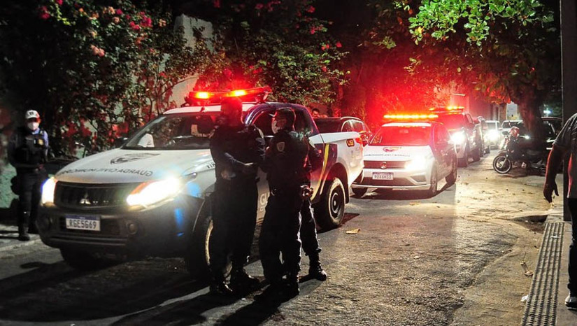 Imagem 1 - GCM reforça sobre proibição de uso de fogos ruídos; multa por descuprimento da medida é R$ 1000. Além da multa, acontece a apreensão do material e custeio dos danos provocados pelo ato em casos de acidentes. Em caso de reincidência no período de 30 dias, a multa é cobrada em dobro. O secretário de Segurança de Mossoró, Cledinilson Morais, diz que a guarda municipal pode ser acionada a qualquer momento, inclusive, durante a madrugada. As denúncias em caso de descumprimento da lei municipal poderão ser feitas através do CIOTS. A população pode entrar em contato com as equipes de fiscalização por meio do número 153, a ligação é gratuita. Imagem 1 - GCM reforça sobre proibição de uso de fogos ruídos; multa por descuprimento da medida é R$ 1000. Além da multa, acontece a apreensão do material e custeio dos danos provocados pelo ato em casos de acidentes. Em caso de reincidência no período de 30 dias, a multa é cobrada em dobro. O secretário de Segurança de Mossoró, Cledinilson Morais, diz que a guarda municipal pode ser acionada a qualquer momento, inclusive, durante a madrugada. As denúncias em caso de descumprimento da lei municipal poderão ser feitas através do CIOTS. A população pode entrar em contato com as equipes de fiscalização por meio do número 153, a ligação é gratuita.