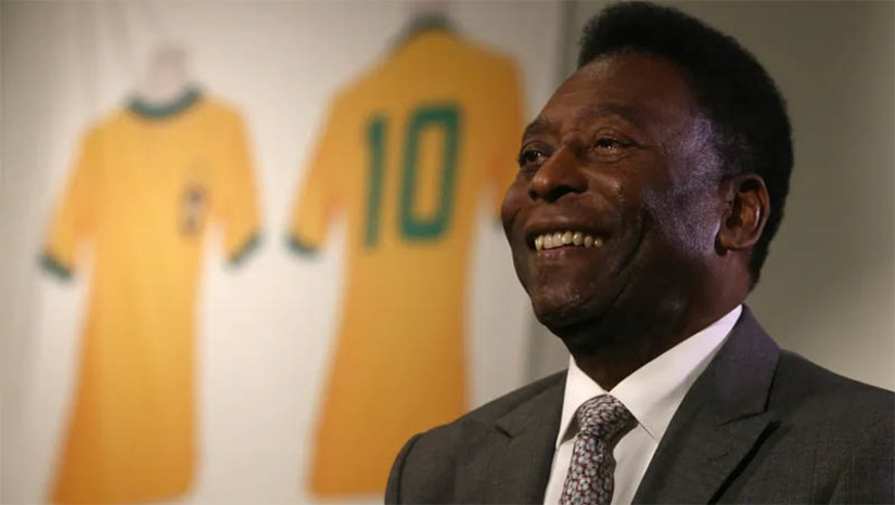 Imagem 1 - Morre aos 82 anos Edson Arantes do Nascimento: Pelé, o rei do futebol. A morte foi confirmada na tarde desta quinta-feira (29). Pelé estava internado no hospital Albert Einstein, em São Paulo, desde 29 de novembro. A internação aconteceu em virtude de uma infecção respiratória após ele contrair Covid-19 e para a reavaliação do tratamento de um câncer no cólon. A família ainda não divulgou detalhes sobre o velório, mas uma estrutura foi montada na Vila Belmiro nos últimos dias para receber a vigília. O sepultamento ocorrerá em Santos. Imagem 1 - Morre aos 82 anos Edson Arantes do Nascimento: Pelé, o rei do futebol. A morte foi confirmada na tarde desta quinta-feira (29). Pelé estava internado no hospital Albert Einstein, em São Paulo, desde 29 de novembro. A internação aconteceu em virtude de uma infecção respiratória após ele contrair Covid-19 e para a reavaliação do tratamento de um câncer no cólon. A família ainda não divulgou detalhes sobre o velório, mas uma estrutura foi montada na Vila Belmiro nos últimos dias para receber a vigília. O sepultamento ocorrerá em Santos.