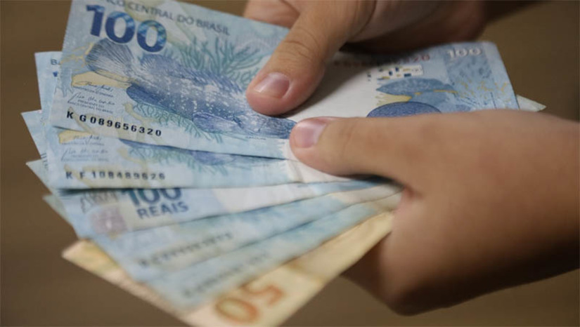 Imagem 1 - Governo quita salário de dezembro e 13º para servidores que recebem até R$ 7 mil . Os valores amanheceram nas contas dos servidores nesta sexta-feira (30). Foram depositados os 70% restantes para funcionários da ativa, inativos e pensionistas que recebem acima de R$ 4 mil, além do salário integral para servidores lotados em pastas com recursos próprios. Junto ao salário de dezembro, o Governo do RN também pagou mais uma parcela do 13º salário para servidores que recebem até R$ 7 mil (valor bruto). A parcela do funcionalismo estadual que recebe acima dessa faixa salarial receberá o restante do “décimo” entre os dias 5 e 10 de janeiro de 2023. Imagem 1 - Governo quita salário de dezembro e 13º para servidores que recebem até R$ 7 mil . Os valores amanheceram nas contas dos servidores nesta sexta-feira (30). Foram depositados os 70% restantes para funcionários da ativa, inativos e pensionistas que recebem acima de R$ 4 mil, além do salário integral para servidores lotados em pastas com recursos próprios. Junto ao salário de dezembro, o Governo do RN também pagou mais uma parcela do 13º salário para servidores que recebem até R$ 7 mil (valor bruto). A parcela do funcionalismo estadual que recebe acima dessa faixa salarial receberá o restante do “décimo” entre os dias 5 e 10 de janeiro de 2023.