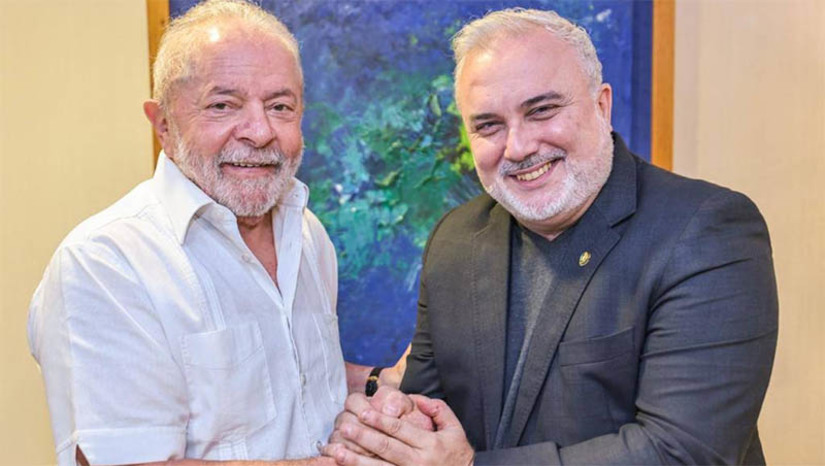 Imagem 1 - Jean diz que política de preços da Petrobras será alterada sem traumatizar o mercado financeiro. Por meio de uma publicação no Twitter, o presidente eleito Lula confirmou a indicação de Jean Paul Prates à presidência da Petrobras. Em nota a imprensa, Jean disse: “Recebi hoje a missão de comandar a Petrobras pelos próximos anos. Muito me honra a escolha do Presidente Lula que coloca sobre mim a responsabilidade de conduzir uma empresa que é patrimônio de todos os brasileiros”. Jean é o único nome do Rio Grande do Norte indicado para um cargo no alto escalão do futuro governo. Imagem 1 - Jean diz que política de preços da Petrobras será alterada sem traumatizar o mercado financeiro. Por meio de uma publicação no Twitter, o presidente eleito Lula confirmou a indicação de Jean Paul Prates à presidência da Petrobras. Em nota a imprensa, Jean disse: “Recebi hoje a missão de comandar a Petrobras pelos próximos anos. Muito me honra a escolha do Presidente Lula que coloca sobre mim a responsabilidade de conduzir uma empresa que é patrimônio de todos os brasileiros”. Jean é o único nome do Rio Grande do Norte indicado para um cargo no alto escalão do futuro governo.