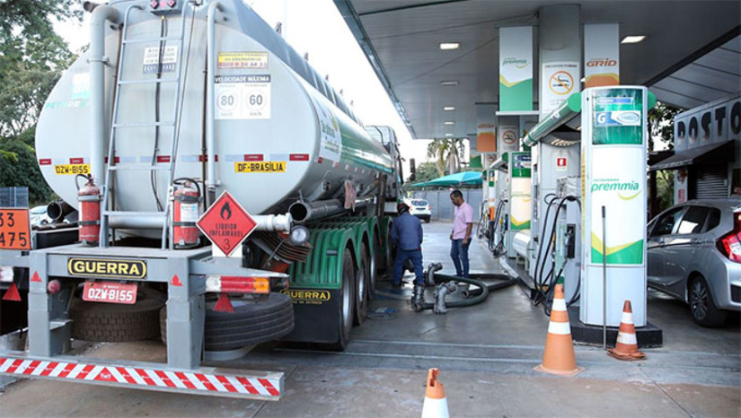 Imagem 1 - A informação foi dada pelo futuro presidente da Petrobras senador Jean Paul Prates (PT-RN). "A gente ganha tempo para tomar posse na Petrobras, olhar o contexto do setor de petróleo, o próprio preço do barril no mercado internacional. A tendência é ele distender, em função do término do inverno no Hemisfério Norte. A sazonalidade que todos já conhecem", disse o senador Jean Paul Prates. Imagem 1 - A informação foi dada pelo futuro presidente da Petrobras senador Jean Paul Prates (PT-RN). "A gente ganha tempo para tomar posse na Petrobras, olhar o contexto do setor de petróleo, o próprio preço do barril no mercado internacional. A tendência é ele distender, em função do término do inverno no Hemisfério Norte. A sazonalidade que todos já conhecem", disse o senador Jean Paul Prates.