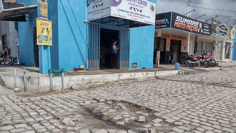 Imagem 1 - As chuvas aceleram o processo de desprendimento dos paralelepípedos. Imagem 1 - As chuvas aceleram o processo de desprendimento dos paralelepípedos.