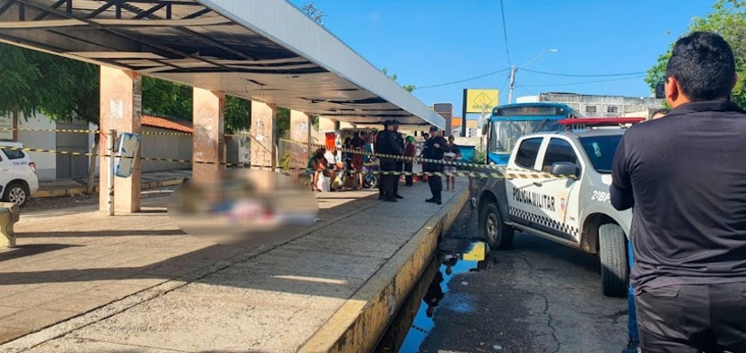 Imagem 1 - Parada de ônibus foi isolada pela PM até a remoção do corpo pelo ITEP. Imagem 1 - Parada de ônibus foi isolada pela PM até a remoção do corpo pelo ITEP.