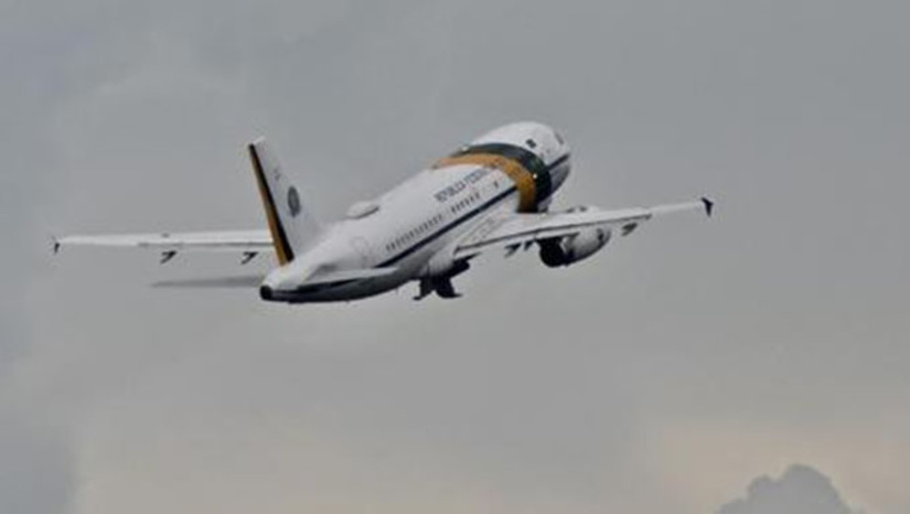   O ex-presidente Jair Bolsonaro não quer voltar ao Brasil. A fuga vergonhosa para a cidade americana de Orlando, na Flórida, é apenas parte de um plano de proteção contra eventual prisão. O assunto ainda é tratado sigilosamente: toda a família (ele, a esposa e uma filha menor) pede a celeridade à Embaixada da Itália em Brasília para a emissão da cidadania italiana para o clã. Para Bolsonaro, é questão de pouco tempo o ministro do STF Alexandre de Moraes expedir mandado de prisão numa das encrencas em que se meteu, como o inquérito das fake news propaladas por ele sobre a Aids associada a uma vacina contra Covid-19, na qual a Polícia Federal já indicou sua culpa. Se for para Roma a tempo, com cidadania italiana, ele se blinda porque o país europeu não tem tratado de extradição com o Brasil.