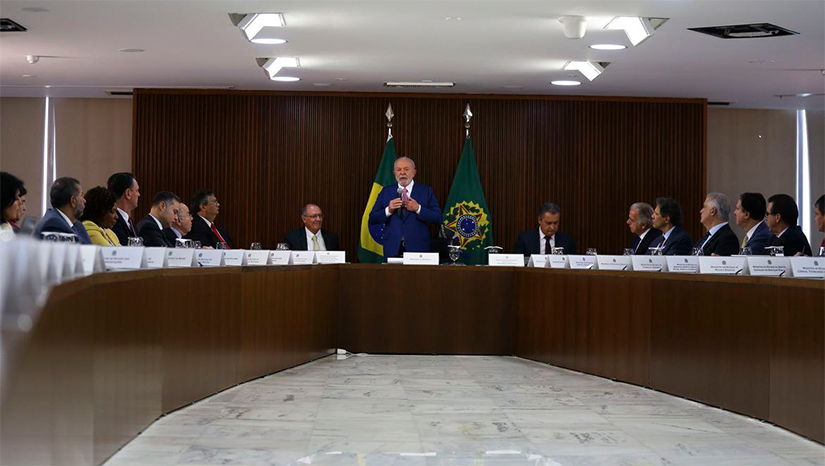 Imagem 1 - "Quem fizer errado sabe que tem só um jeito: a pessoa será simplesmente, da forma mais educada possível, convidada a deixar o governo", disse Lula. Imagem 1 - "Quem fizer errado sabe que tem só um jeito: a pessoa será simplesmente, da forma mais educada possível, convidada a deixar o governo", disse Lula.