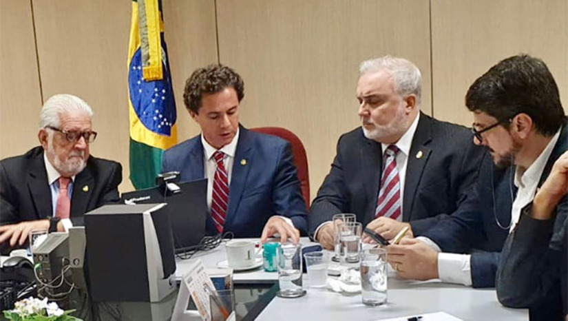 Imagem 1 - Os ataques tinham como objetivo causar desabastecimento no Brasil, mas segundo o futuro presidente da Petrobras, Jean Paul Prates, as equipes de segurança e inteligência estavam atentos para detectar, prevenir e desmobilizar antecipadamente quaisquer ameaças à integridade das instalações e dos trabalhadores da companhia. "Havia, como amplamente noticiado, convocações para bloquear acessos nesta madrugada e provocar desabastecimento. Foram todas evitadas com reforço na vigilância, na inteligência e apoio das forças policiais dos respectivos estados”, assegurou Jean Paul Prates, que deve tomar posse como presidente da Petrobras nos próximos dias. Imagem 1 - Os ataques tinham como objetivo causar desabastecimento no Brasil, mas segundo o futuro presidente da Petrobras, Jean Paul Prates, as equipes de segurança e inteligência estavam atentos para detectar, prevenir e desmobilizar antecipadamente quaisquer ameaças à integridade das instalações e dos trabalhadores da companhia. "Havia, como amplamente noticiado, convocações para bloquear acessos nesta madrugada e provocar desabastecimento. Foram todas evitadas com reforço na vigilância, na inteligência e apoio das forças policiais dos respectivos estados”, assegurou Jean Paul Prates, que deve tomar posse como presidente da Petrobras nos próximos dias.