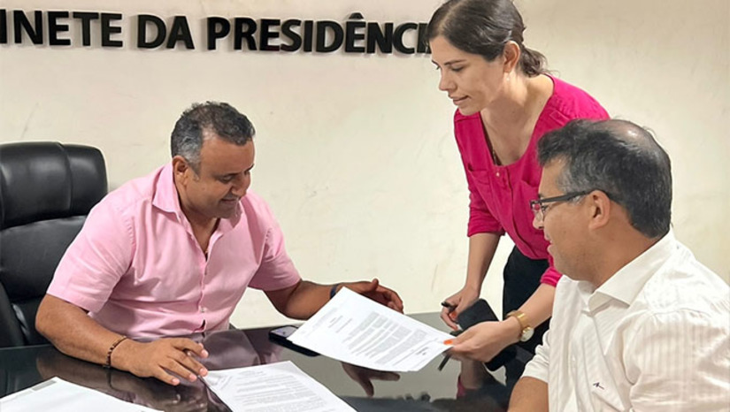 Imagem 1 - Chapa encabeçada por Luciano Santos, de Lagoa Nova, foi a única registrada até às 17h, desta segunda-feira (9). "Vamos ouvir os gestores para preencher todo o conselho, que será integrado por 14 prefeitos. Outra idéia da chapa que vem sendo costurada é efetivar a Escola dos Municípios, cujo objetivo é auxiliar os entes na capacitação e treinamentos dos agentes públicos para uma melhor execução dos seus serviços", diz Luciano Santos Imagem 1 - Chapa encabeçada por Luciano Santos, de Lagoa Nova, foi a única registrada até às 17h, desta segunda-feira (9). "Vamos ouvir os gestores para preencher todo o conselho, que será integrado por 14 prefeitos. Outra idéia da chapa que vem sendo costurada é efetivar a Escola dos Municípios, cujo objetivo é auxiliar os entes na capacitação e treinamentos dos agentes públicos para uma melhor execução dos seus serviços", diz Luciano Santos