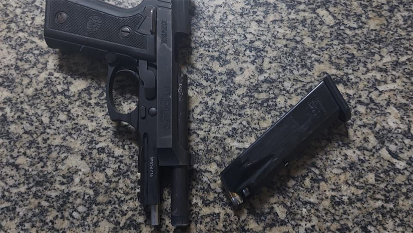 Imagem 1 -  Pistola apreendida! O policial penal estava de folga, no Alto de São Manoel, onde supostamente, efetuou disparos em via pública. 