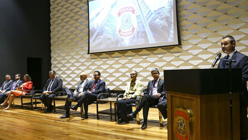Imagem 1 - A relação de indicados pelo diretor-geral da Polícia Federal, delegado Andrei Passos, para o comando das 27 superintendências da polícia judiciária nos Estados traz junto aos nomes os desafios intrínsecos aos cargos. Nas consideradas principais praças assumem Rogério Diampaoli, São Paulo, e Cezar Luiz Busto Souza, em Brasília. No Rio de Janeiro o indicado é Leandro Almada da Costa. No Recife, entra Antônio de Pádua Vieira Cavalcanti. Em Manaus – com a a missão especial de combater o desmate de madeireiros e o garimpo – o comando fica com Umberto Ramos Rodrigues. Todos são delegados, de praxe para o cargo, e a lista foi encaminhada ao ministro da Justiça e Segurança, Flávio Dino, para endosso. Imagem 1 - A relação de indicados pelo diretor-geral da Polícia Federal, delegado Andrei Passos, para o comando das 27 superintendências da polícia judiciária nos Estados traz junto aos nomes os desafios intrínsecos aos cargos. Nas consideradas principais praças assumem Rogério Diampaoli, São Paulo, e Cezar Luiz Busto Souza, em Brasília. No Rio de Janeiro o indicado é Leandro Almada da Costa. No Recife, entra Antônio de Pádua Vieira Cavalcanti. Em Manaus – com a a missão especial de combater o desmate de madeireiros e o garimpo – o comando fica com Umberto Ramos Rodrigues. Todos são delegados, de praxe para o cargo, e a lista foi encaminhada ao ministro da Justiça e Segurança, Flávio Dino, para endosso.