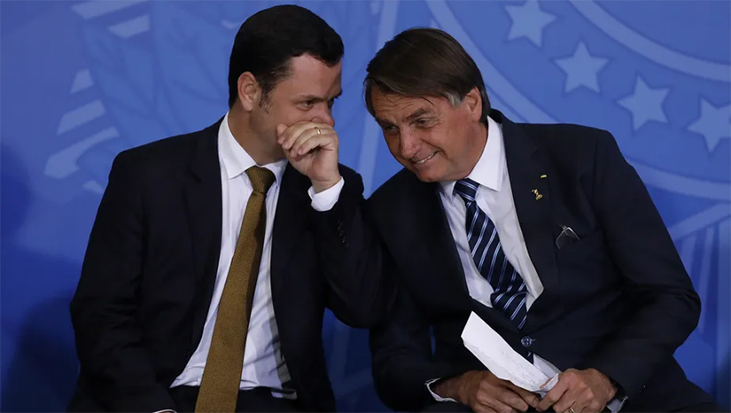 Imagem 1 - A medida pode ser considerada inconstitucional. A informação foi divulgada inicialmente pela Folha de S.Paulo A PF esteve na casa de Anderson Torres na terça-feira (10) para cumprir o mandado de prisão expedido pelo ministro Alexandre de Moraes, do Supremo Tribunal Federal, mas o ex-secretário de Segurança Pública não estava. Os agentes deixaram o local com malotes recolhidos na casa. A minuta do decreto estava entre o material apreendido. Imagem 1 - A medida pode ser considerada inconstitucional. A informação foi divulgada inicialmente pela Folha de S.Paulo A PF esteve na casa de Anderson Torres na terça-feira (10) para cumprir o mandado de prisão expedido pelo ministro Alexandre de Moraes, do Supremo Tribunal Federal, mas o ex-secretário de Segurança Pública não estava. Os agentes deixaram o local com malotes recolhidos na casa. A minuta do decreto estava entre o material apreendido.