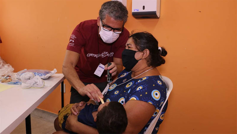 Imagem 1 - Lista de pacientes aptos a realização de cirurgia na "Operação Sorriso” será divulgada às 15h. A triagem da edição 2023 do projeto foi realizada nesta segunda-feira (16). De acordo com a secretária de Saúde de Mossoró, Morgana Danta, mais de 150 pessoas, entre crianças, adolescentes e adultos nascidos com fissura labiopalatal e labiopalatina, foram avaliadas. A lista com os nomes dos pacientes que estão aptos a realizar o procedimento cirúrgico será divulgada às 15h desta terça-feira (17), no Albergue Mossoró (Albém). As cirurgias serão realizadas no Hospital Wilson Rosado, entre os dias 18 e 21 deste mês. Imagem 1 - Lista de pacientes aptos a realização de cirurgia na "Operação Sorriso” será divulgada às 15h. A triagem da edição 2023 do projeto foi realizada nesta segunda-feira (16). De acordo com a secretária de Saúde de Mossoró, Morgana Danta, mais de 150 pessoas, entre crianças, adolescentes e adultos nascidos com fissura labiopalatal e labiopalatina, foram avaliadas. A lista com os nomes dos pacientes que estão aptos a realizar o procedimento cirúrgico será divulgada às 15h desta terça-feira (17), no Albergue Mossoró (Albém). As cirurgias serão realizadas no Hospital Wilson Rosado, entre os dias 18 e 21 deste mês.