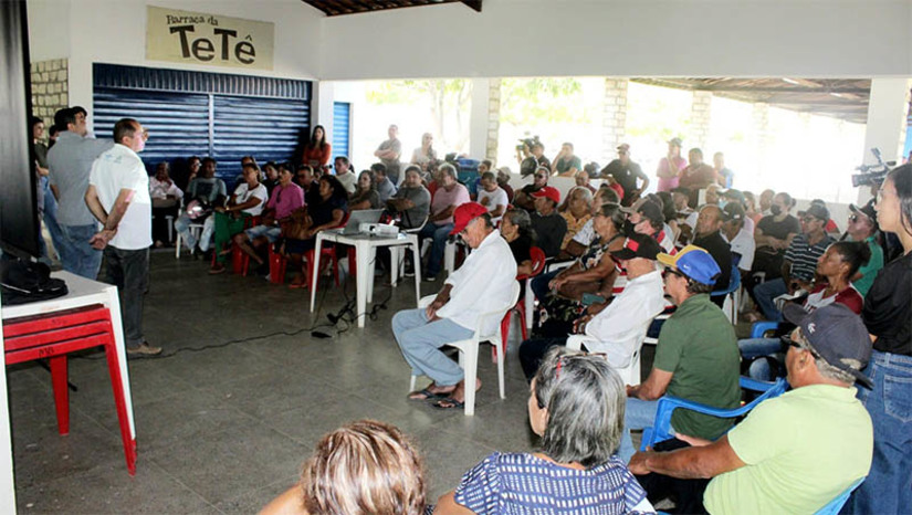 Imagem 1 - PMM reúne agricultores para detalhar informações do Programa Semear 2023. O objetivo do encontro, realizado no espaço da Feira do Bode, no Parque Armando Buá, foi repassar as regras do corte de terra. A Secretaria de Agricultura de Mossoró iniciou os trabalhos do Programa Semear 2023 ainda no ano passado. Em dezembro de 2022, as equipes da Seadru visitaram agricultores em diversas comunidades da zona rural. Neste ano, cerca de 5.000 agricultores, de 118 comunidades rurais, devem ser beneficiados com as ações do Programa Semear. Imagem 1 - PMM reúne agricultores para detalhar informações do Programa Semear 2023. O objetivo do encontro, realizado no espaço da Feira do Bode, no Parque Armando Buá, foi repassar as regras do corte de terra. A Secretaria de Agricultura de Mossoró iniciou os trabalhos do Programa Semear 2023 ainda no ano passado. Em dezembro de 2022, as equipes da Seadru visitaram agricultores em diversas comunidades da zona rural. Neste ano, cerca de 5.000 agricultores, de 118 comunidades rurais, devem ser beneficiados com as ações do Programa Semear.
