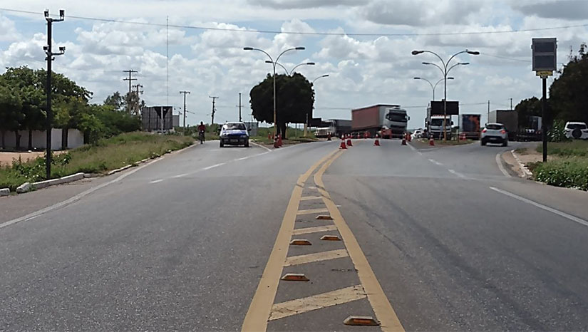 Imagem 1 -  Mossoró: DNIT promove mudanças na localização de radares nas BRs 110, 405 e 304. Na BR-304, foram retirados os dois radares da região da Maísa, já perto da divisa do Rio Grande do Norte com o Ceará. Em compensação, um radar foi instalado no trecho urbano de Mossoró, na entrada da cidade  em frente ao antigo posto da Polícia Rodoviária Federal (PRF), no bairro Alto do Sumaré.   Já na BR-405, que liga Mossoró ao Alto Oeste, o equipamento que estava instalado na comunidade rural do Jucuri, também foi removido pelo DNIT.  Na BR-110, o órgão federal retirou o radar eletrônico que funcionava nas proximidades do Alto das Brisas. A rotatória da UERN ganhou um radar.