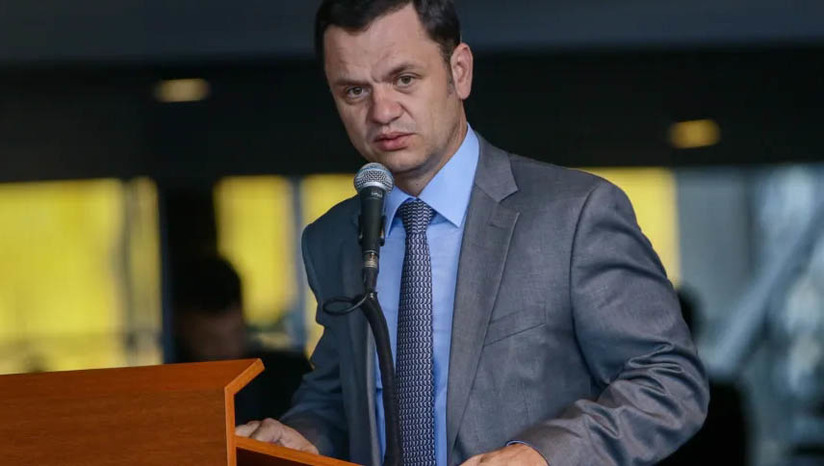 Imagem 1 -  Anderson Torres deve prestar depoimento à Polícia Federal nesta quarta,18. Anderson é ex-secretário da Segurança Pública do Distrito Federal e ex-ministro da Justiça do governo Bolsonaro. Recaem sobre ele suspeitas de ser conivente e omisso diante dos atos criminosos promovidos por apoiadores do ex-presidente no dia 8 de janeiro, ocasião em que os criminosos depredaram as sedes dos Três Poderes em Brasília. Torres foi exonerado do cargo de secretário de Segurança Pública do DF no dia seguinte aos ataques e está preso preventivamente desde o último sábado (14).