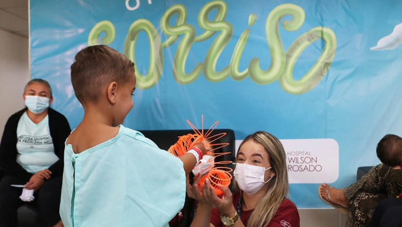 Imagem 1 - Cirurgias da Operação Sorriso são iniciadas e seguem até o sábado, 21. Cerca de 50 procedimentos cirúrgicos serão realizados durante a edição 2023 do projeto, contemplando pacientes de várias cidades do Rio Grande do Norte e estados vizinhos. Os procedimentos cirúrgicos estão sendo realizados no Hospital Wilson Rosado. “Estou muito feliz de realizar o sonho do meu filho fazendo a cirurgia na idade certa. Valeu muito a pena vir a Mossoró. Estão todos de parabéns, os voluntários, médicos, equipe de saúde. Eu fui muito bem atendida aqui”, contou Maria Fabiana, mãe do paciente Antony Miguel, que veio da cidade de Juazeiro do Norte (CE) para participar da Operação. Imagem 1 - Cirurgias da Operação Sorriso são iniciadas e seguem até o sábado, 21. Cerca de 50 procedimentos cirúrgicos serão realizados durante a edição 2023 do projeto, contemplando pacientes de várias cidades do Rio Grande do Norte e estados vizinhos. Os procedimentos cirúrgicos estão sendo realizados no Hospital Wilson Rosado. “Estou muito feliz de realizar o sonho do meu filho fazendo a cirurgia na idade certa. Valeu muito a pena vir a Mossoró. Estão todos de parabéns, os voluntários, médicos, equipe de saúde. Eu fui muito bem atendida aqui”, contou Maria Fabiana, mãe do paciente Antony Miguel, que veio da cidade de Juazeiro do Norte (CE) para participar da Operação.