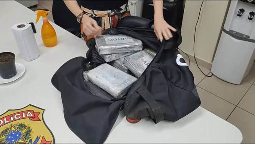 Imagem 1 - RFB apreende carga de cocaína avaliada em cerca de R$ 2,5 milhões no Porto de Natal. A apreensão aconteceu nesta quarta-feira (18). A droga estava dentro de uma bolsa a bordo do navio que teria como destino o porto de Rotterdam, na Holanda. Para tentar contornar a ação da Aduana Brasileira, os criminosos utilizaram um método diferente das apreensões anteriores, em que as drogas foram colocadas dentro dos contêineres. Desta vez, a droga foi introduzida de forma clandestina dentro do navio, sendo encontrada em procedimento de fiscalização aduaneira. O entorpecente foi encaminhado para a sede Polícia Federal, onde será periciado. A PF vai instaurar inquérito em busca de aprofundar as investigações e identificar os envolvidos na prática criminosa. Imagem 1 - RFB apreende carga de cocaína avaliada em cerca de R$ 2,5 milhões no Porto de Natal. A apreensão aconteceu nesta quarta-feira (18). A droga estava dentro de uma bolsa a bordo do navio que teria como destino o porto de Rotterdam, na Holanda. Para tentar contornar a ação da Aduana Brasileira, os criminosos utilizaram um método diferente das apreensões anteriores, em que as drogas foram colocadas dentro dos contêineres. Desta vez, a droga foi introduzida de forma clandestina dentro do navio, sendo encontrada em procedimento de fiscalização aduaneira. O entorpecente foi encaminhado para a sede Polícia Federal, onde será periciado. A PF vai instaurar inquérito em busca de aprofundar as investigações e identificar os envolvidos na prática criminosa.