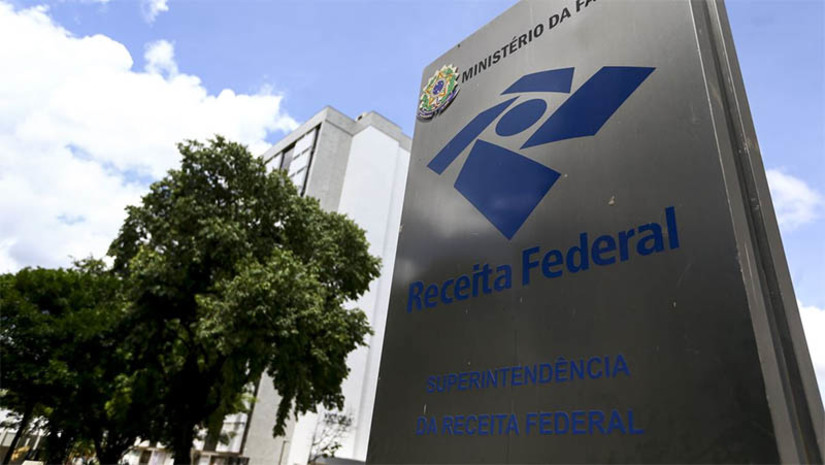 Imagem 1 -  Inscrições no concurso da Receita Federal podem ser realizadas até esta quinta, 19. Ao todo, estão sendo ofertadas 699 vagas da Carreira Tributária e Aduaneira da Receita Federal do Brasil, sendo 230 vagas de auditor-fiscal da Receita Federal do Brasil (AFRFB) e 469 vagas de analista-tributário da Receita Federal do Brasil (ATRFB). Ambos cargos exigem formação em nível superior e os salários são de R$ 21.029,09 e R$ 11.684,39, respectivamente. Os interessados em concorrer a uma vaga devem se inscrever por meio da FGV Conhecimento, banca responsável pelo certame. O valor da taxa de inscrição será de R$ 210 para o cargo de Auditor-Fiscal e R$ 115 para o cargo de Analista-Tributário.