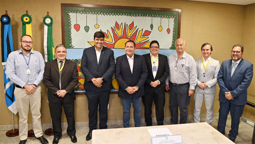 Imagem 1 -  Presidente da ALRN e diretoria do Banco do Brasil se reúnem para tratar de novas parcerias. O encontro aconteceu nesta quinta-feira (19) e teve como objetivo, além da apresentação da equipe da instituição financeira, debater futuras parcerias entre os dois órgãos. "O Banco do Brasil tem sido um parceiro importante para a Assembleia Legislativa e, por tudo o que representa para a sociedade brasileira, temos a expectativa de buscarmos outras formas de colaborar com a população. Desejamos boa sorte aos novos diretores da instituição na certeza de que teremos ainda muito trabalho em conjunto pela frente, sempre a favor do povo potiguar", disse o presidente da ALRN, deputado Ezequiel Ferreira.