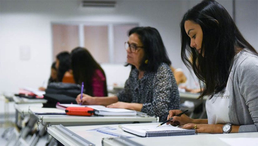 Imagem 1 - Solicitação de dispensa do Enade 2022 deve ser realizada até esta sexta, 20. O pedido deve ser feito pelo estudante ou pela instituição de educação superior, por meio do Sistema Enade, a depender do motivo da ausência. Nas duas situações, é preciso comprovar a alegação com documentação, de acordo com as exigências previstas em edital. Entre as situações previstas como justificativas de ausência estão: acidente, assalto, casamento, extravio, perda, furto ou roubo de documento de identificação, luto, questões relacionadas à saúde, à maternidade ou à paternidade, bem como compromissos profissionais e privação de liberdade. As pessoas eliminadas do exame no local de aplicação não podem fazer a solicitação de dispensa. Imagem 1 - Solicitação de dispensa do Enade 2022 deve ser realizada até esta sexta, 20. O pedido deve ser feito pelo estudante ou pela instituição de educação superior, por meio do Sistema Enade, a depender do motivo da ausência. Nas duas situações, é preciso comprovar a alegação com documentação, de acordo com as exigências previstas em edital. Entre as situações previstas como justificativas de ausência estão: acidente, assalto, casamento, extravio, perda, furto ou roubo de documento de identificação, luto, questões relacionadas à saúde, à maternidade ou à paternidade, bem como compromissos profissionais e privação de liberdade. As pessoas eliminadas do exame no local de aplicação não podem fazer a solicitação de dispensa.