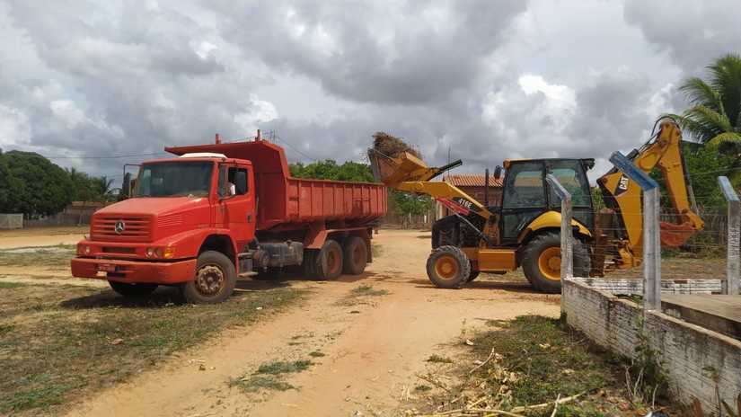 Imagem 1 -  Prefeitura de Serra do Mel realiza limpeza pública em mais duas vilas. O serviço segue sendo executado nas vias de acesso das vilas Rio Grande do Sul e concluindo a limpeza da Vila Paraíba. Na lista das próximas vilas que serão atendidas estão a Piauí, Ceará e São Paulo, que assim como as anteriores, será realizada limpeza e o recolhimento de resíduos na via, melhorando e organizando as vilas. O prefeito Josivan Bibiano ressalta que as ações são rotineiras, porém reforçadas nesse período chuvoso para evitar maiores transtornos.