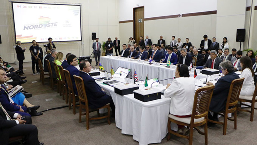 Imagem 1 - A duplicação da rodovia federal de Macaíba a divisa com o Ceará está entre as prioridades elencadas pela governadora Fátima Bezerra aos colegas governadores dos outros oito estados do Nordeste na reunião do Consórcio Nordeste, realizada em João Pessoa, na Paraíba. Consta também para o RN investimento em ferrovias, conclusão da transposição do São Francisco, Segurança Pública e medidas emergências para reduzir a fome. A Carta de João Pessoa (leia abaixo), também discute a questão do Pacto Federativo com os municípios e estados, será entregue no próximo dia 27 ao presidente Lula com as principais prioridades dos Estados do Nordeste. Imagem 1 - A duplicação da rodovia federal de Macaíba a divisa com o Ceará está entre as prioridades elencadas pela governadora Fátima Bezerra aos colegas governadores dos outros oito estados do Nordeste na reunião do Consórcio Nordeste, realizada em João Pessoa, na Paraíba. Consta também para o RN investimento em ferrovias, conclusão da transposição do São Francisco, Segurança Pública e medidas emergências para reduzir a fome. A Carta de João Pessoa (leia abaixo), também discute a questão do Pacto Federativo com os municípios e estados, será entregue no próximo dia 27 ao presidente Lula com as principais prioridades dos Estados do Nordeste.