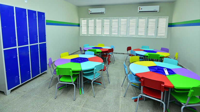 Imagem 1 - “Encontramos a UEI Maria Dolores Fernandes muito carente de manutenção, em condições precárias de funcionamento. Entregá-la agora totalmente revitalizada, 100% climatizada e totalmente equipada, com mobiliários e eletrodomésticos novos, é de fato uma grande conquista para nós gestores e para toda a população de Mossoró”, pontua a secretária de Educação, Hubeônia Alencar, acrescentando que a unidade tem capacidade para 132 crianças e que esta será a nossa 15ª entrega de unidades em plenas condições de funcionamento, o que mostra o nosso compromisso com o fazer público, e já anunciando que teremos muito mais. Isso é ’Mossoró Cidade Educação’”, conclui. Imagem 1 - “Encontramos a UEI Maria Dolores Fernandes muito carente de manutenção, em condições precárias de funcionamento. Entregá-la agora totalmente revitalizada, 100% climatizada e totalmente equipada, com mobiliários e eletrodomésticos novos, é de fato uma grande conquista para nós gestores e para toda a população de Mossoró”, pontua a secretária de Educação, Hubeônia Alencar, acrescentando que a unidade tem capacidade para 132 crianças e que esta será a nossa 15ª entrega de unidades em plenas condições de funcionamento, o que mostra o nosso compromisso com o fazer público, e já anunciando que teremos muito mais. Isso é ’Mossoró Cidade Educação’”, conclui.