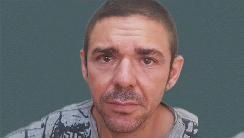 Imagem 1 - Homem acaba de sair da cadeia e é preso novamente por tentar arrombar o ginásio Pedro Ciarlini. José Marcelo Marinho da Silva foi liberado da prisão por volta das 13h desta segunda-feira (23). À noite, acabou sendo preso pela Guarda Municipal de Mossoró, após quebrar uma janela do Ginásio Municipal Pedro Ciarlini. Ele foi conduzido à delegacia de plantão, onde foi autuado pelo delegado Luiz Antônio, por dano ao patrimônio público. De acordo com o delegado, não se sabe se o homem iria cometer um furto ou se tentou invadir para dormir no local. Uma fiança no valor de R$ 1 mil foi arbitrada, no entanto, como não houve pagamento, José Marcelo foi encaminhado à Cadeia Pública. Imagem 1 - Homem acaba de sair da cadeia e é preso novamente por tentar arrombar o ginásio Pedro Ciarlini. José Marcelo Marinho da Silva foi liberado da prisão por volta das 13h desta segunda-feira (23). À noite, acabou sendo preso pela Guarda Municipal de Mossoró, após quebrar uma janela do Ginásio Municipal Pedro Ciarlini. Ele foi conduzido à delegacia de plantão, onde foi autuado pelo delegado Luiz Antônio, por dano ao patrimônio público. De acordo com o delegado, não se sabe se o homem iria cometer um furto ou se tentou invadir para dormir no local. Uma fiança no valor de R$ 1 mil foi arbitrada, no entanto, como não houve pagamento, José Marcelo foi encaminhado à Cadeia Pública.