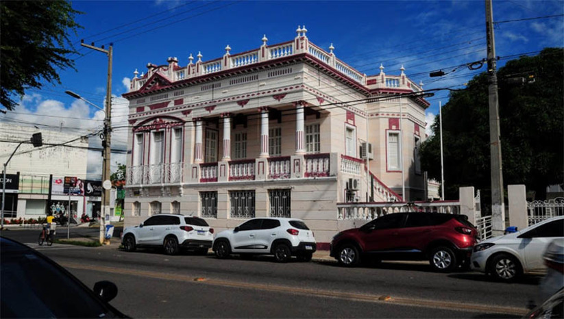 Imagem 1 - Desconto de 25% concedido no IPTU de Mossoró é maior do que em cidades de grande e médio porte. O contribuinte que escolher pagar o imposto em uma única parcela terá até o próximo dia 28 de fevereiro para efetuar o pagamento e garantir o desconto. Secretário de Fazenda do município, Ivo Franklin destaca que o desconto concedido pela Prefeitura é maior do que grandes metrópoles e cidades de médio porte no país. “Se você observar os grandes centros que tem uma arrecadação bem maior do que a nossa tem ofertado desconto menor do que o registrado na nossa cidade. Por exemplo, Fortaleza, capital do Ceará, oferta, 8%. Natal, capital do Rio Grande do Norte, ofertou 16%. Já São Paulo, capital, o desconto fica em 3% e no Rio de Janeiro, também capital, chega a 5%”, explica. Imagem 1 - Desconto de 25% concedido no IPTU de Mossoró é maior do que em cidades de grande e médio porte. O contribuinte que escolher pagar o imposto em uma única parcela terá até o próximo dia 28 de fevereiro para efetuar o pagamento e garantir o desconto. Secretário de Fazenda do município, Ivo Franklin destaca que o desconto concedido pela Prefeitura é maior do que grandes metrópoles e cidades de médio porte no país. “Se você observar os grandes centros que tem uma arrecadação bem maior do que a nossa tem ofertado desconto menor do que o registrado na nossa cidade. Por exemplo, Fortaleza, capital do Ceará, oferta, 8%. Natal, capital do Rio Grande do Norte, ofertou 16%. Já São Paulo, capital, o desconto fica em 3% e no Rio de Janeiro, também capital, chega a 5%”, explica.