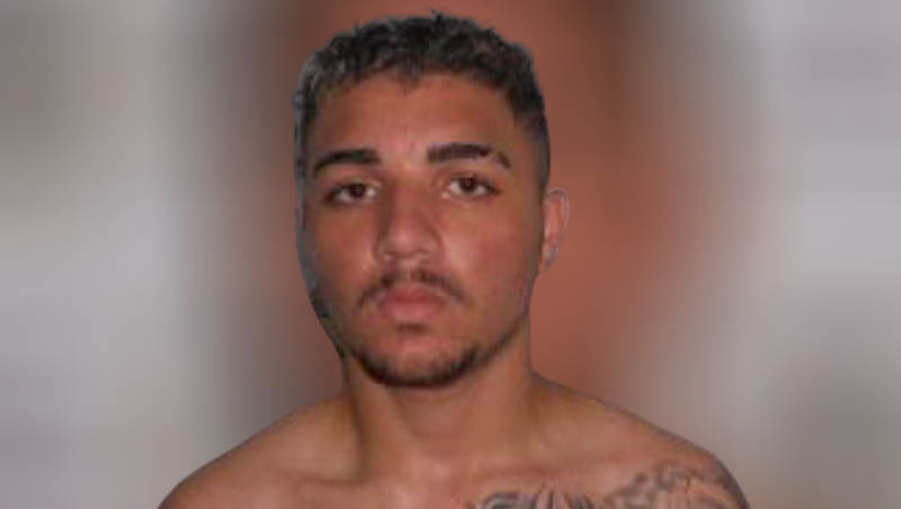 Imagem 1 -  Polícia divulga imagem de procurado por um latrocínio ocorrido no dia 11 de janeiro, em Mossoró. Samuel Victor da Silva Nogueira, morador das Barrocas, é suspeito de ter participado do latrocínio que vitimou Daniela Paula Fernandes, de 37 anos. A mulher estava na calçada de casa, com outras pessoas, quando dois homens chegaram em uma motocicleta (pilotada por Samuel) e anunciaram o assalto. Após reação de uma das vítimas, o garupa da motocicleta atirou, alvejando Daniela. Ela morreu antes de chegar ao hospital. O criminoso que atirou ainda não foi identificado. No momento, a polícia pede que quem tiver qualquer informação que possa levar ao paradeiro de Samuel entre em contato por meio do 181 da polícia civil ou pelo (84) 98118-1478 da DHM. O anonimato é garantido.