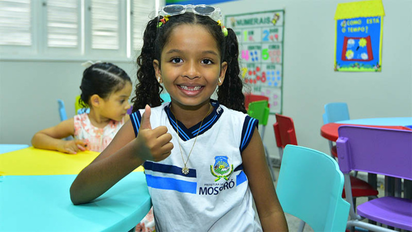Imagem 1 - Educação de Mossoró ainda tem mais de 3 mil vagas disponíveis; matrículas são prorrogadas até 3 de fevereiro. Até amanhã (26) as matrículas estarão disponíveis para novos alunos sem comprovada vulnerabilidade econômica. A partir do dia 27 de janeiro, as matrículas serão disponibilizadas para o público em geral, conforme prorrogação prevista na portaria nº 2, da Secretaria Municipal de Educação (SME), publicada no Diário Oficial de Mossoró (DOM). Conforme dados da Coordenadoria de Inspeção e Registro Escolar da SME, até a tarde desta terça-feira (24), mais de 3,5 mil vagas ainda estavam disponíveis na Rede, em todas as etapas (Berçário, Maternal, Infantil, Ensino Fundamental e Educação de Jovens e Adultos - EJA), tanto em escolas quanto em Unidades de Educação Infantil (UEIs). As matrículas podem ser feitas através de link disponível em banner na página inicial do portal da Prefeitura de Mossoró (www.mossoro.rn.gov.br). Imagem 1 - Educação de Mossoró ainda tem mais de 3 mil vagas disponíveis; matrículas são prorrogadas até 3 de fevereiro. Até amanhã (26) as matrículas estarão disponíveis para novos alunos sem comprovada vulnerabilidade econômica. A partir do dia 27 de janeiro, as matrículas serão disponibilizadas para o público em geral, conforme prorrogação prevista na portaria nº 2, da Secretaria Municipal de Educação (SME), publicada no Diário Oficial de Mossoró (DOM). Conforme dados da Coordenadoria de Inspeção e Registro Escolar da SME, até a tarde desta terça-feira (24), mais de 3,5 mil vagas ainda estavam disponíveis na Rede, em todas as etapas (Berçário, Maternal, Infantil, Ensino Fundamental e Educação de Jovens e Adultos - EJA), tanto em escolas quanto em Unidades de Educação Infantil (UEIs). As matrículas podem ser feitas através de link disponível em banner na página inicial do portal da Prefeitura de Mossoró (www.mossoro.rn.gov.br).