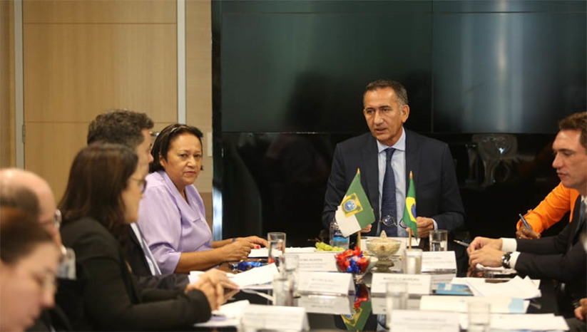Imagem 1 -  MDR vai liberar recursos para conclusão de Oiticica e de outros projetos hídricos prioritários no RN. A garantia foi dada pelo ministro Waldez Góis, durante audiência na manhã desta quarta-feira (25) com a governadora Fátima Bezerra. Para a conclusão da barragem e andamento das agrovilas e demais obras sociais do Complexo Oiticica, serão liberados R$ 146 milhões. Atualmente, a barragem encontra-se com 93,27% da obra física executada. A governadora também recebeu a garantia de fluxo financeiro para a continuidade do Projeto Seridó. Serão investidos, na primeira etapa, R$ 294,4 milhões. O projeto oferecerá segurança hídrica aos municípios do Seridó para os próximos 50 anos, beneficiando cerca de 165 mil pessoas. 