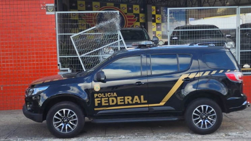 Imagem 1 - PF desarticula esquema de fraude no financiamento de veículos em Natal. Estão sendo cumpridos nesta quinta-feira (26) dois mandados de busca e apreensão em Natal, expedidos pela 2ª. Vara da Justiça Federal/RN. A investigação teve início no mês de julho de 2022, quando a PF recebeu notícia-crime dando conta do financiamento de um veículo com documentos falsos em uma loja de automóveis no bairro de Lagoa Seca, nesta capital. No decorrer das investigações foram reunidos elementos de prova relacionados à consecução de quatro fraudes consumadas, praticadas pelo mesmo lojista, num intervalo de apenas sete dias. O prejuízo causado à instituição financeira está estimado em R$ 350 mil. Imagem 1 - PF desarticula esquema de fraude no financiamento de veículos em Natal. Estão sendo cumpridos nesta quinta-feira (26) dois mandados de busca e apreensão em Natal, expedidos pela 2ª. Vara da Justiça Federal/RN. A investigação teve início no mês de julho de 2022, quando a PF recebeu notícia-crime dando conta do financiamento de um veículo com documentos falsos em uma loja de automóveis no bairro de Lagoa Seca, nesta capital. No decorrer das investigações foram reunidos elementos de prova relacionados à consecução de quatro fraudes consumadas, praticadas pelo mesmo lojista, num intervalo de apenas sete dias. O prejuízo causado à instituição financeira está estimado em R$ 350 mil.