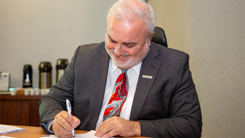 Imagem 1 -  Jean Paul Prates toma posse como novo presidente e conselheiro da Petrobras. A posse aconteceu nesta quinta-feira (26), após aprovação por unanimidade do Conselho de Administração. A indicação de Prates, feita pelo Presidente Lula, ainda precisa passar pela análise da Assembleia de Acionistas, o que deve acontecer por volta do dia 13 de abril de 2023. Em seu perfil no Instagram, Jean, que deixa o cargo de senador da república pelo PT do Rio Grande do Norte, se despediu da cadeira no Senado e agradeceu a todos que o auxiliaram durante os anos que ficou no cargo; veja quem é Jean Paul Terra Prates e os cargos já ocupados por ele anteriormente.
