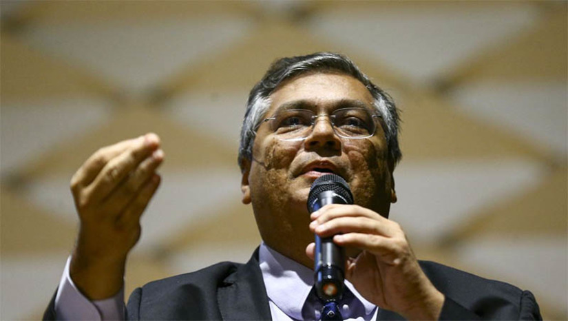 Imagem 1 - Dino apresenta a Lula propostas para endurecer legislação sobre crimes contra o Estado Democrático de Direito. A iniciativa, apresentada pelo ministro da Justiça e Segurança Pública, Flávio Dino, nesta quinta-feira (26), é uma reação aos atos terroristas que ocorreram no dia 8 de janeiro, em Brasília, e foi apelidado de Pacote da Democracia. O pacote inclui uma Proposta de Emenda Constitucional (PEC), uma Medida Provisória (MP) e dois projetos de lei. “Fiz um breve resumo dos projetos que estamos debatendo para que, no início do período legislativo, o presidente possa conversar com os outros poderes e ver o destino dos projetos que foram elaborados aqui”, disse Dino, em entrevista à imprensa. Imagem 1 - Dino apresenta a Lula propostas para endurecer legislação sobre crimes contra o Estado Democrático de Direito. A iniciativa, apresentada pelo ministro da Justiça e Segurança Pública, Flávio Dino, nesta quinta-feira (26), é uma reação aos atos terroristas que ocorreram no dia 8 de janeiro, em Brasília, e foi apelidado de Pacote da Democracia. O pacote inclui uma Proposta de Emenda Constitucional (PEC), uma Medida Provisória (MP) e dois projetos de lei. “Fiz um breve resumo dos projetos que estamos debatendo para que, no início do período legislativo, o presidente possa conversar com os outros poderes e ver o destino dos projetos que foram elaborados aqui”, disse Dino, em entrevista à imprensa.
