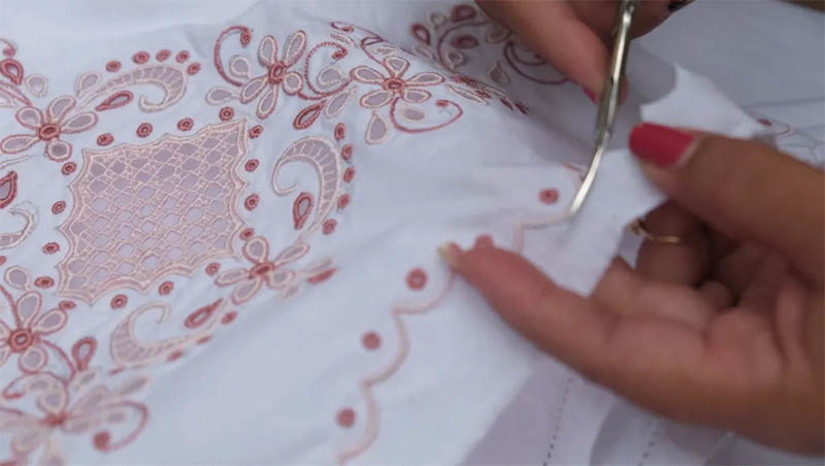 Imagem 1 - Bordadeiras de Timbaúba dos Batistas buscam mercado internacional e se preparam com o apoio da ApexBrasil. As bordadeiras da Cooperativa das Mãos Artesanais, que bordaram o vestido de noiva e a roupa usada pela primeira dama na posse de Lula, se capacitaram em 2021, no Programa de Qualificação para Exportação (PEIEX) da ApexBrasil. O PEIEX é o principal programa brasileiro gratuito voltado para a capacitação e qualificação de empresas brasileiras, de todos os portes e setores, para exportação. É realizado pela ApexBrasil em parceria com entidades executoras de todas as regiões do país. No Rio Grande do Norte, de 2020 a 2022, o programa foi executado pela Universidade Potiguar (UnP), que atendeu 191 empresas de 48 municípios, entre eles Timbaúba dos Batistas. Das empresas participantes, 15 já começaram a exportar. Imagem 1 - Bordadeiras de Timbaúba dos Batistas buscam mercado internacional e se preparam com o apoio da ApexBrasil. As bordadeiras da Cooperativa das Mãos Artesanais, que bordaram o vestido de noiva e a roupa usada pela primeira dama na posse de Lula, se capacitaram em 2021, no Programa de Qualificação para Exportação (PEIEX) da ApexBrasil. O PEIEX é o principal programa brasileiro gratuito voltado para a capacitação e qualificação de empresas brasileiras, de todos os portes e setores, para exportação. É realizado pela ApexBrasil em parceria com entidades executoras de todas as regiões do país. No Rio Grande do Norte, de 2020 a 2022, o programa foi executado pela Universidade Potiguar (UnP), que atendeu 191 empresas de 48 municípios, entre eles Timbaúba dos Batistas. Das empresas participantes, 15 já começaram a exportar.