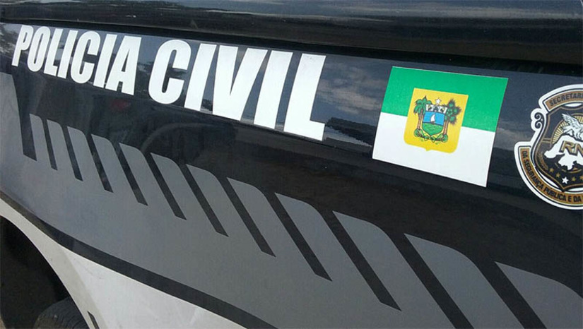 Imagem 1 - Adolescente suspeito de roubar uma loja de celulares em Mossoró é apreendida pela Polícia Civil. O crime aconteceu na quarta-feira (25) e a apreensão foi realizada na tarde desta sexta-feira (27). O menor, de 16 anos, foi reconhecido pelas vítimas. Ele foi conduzido para a Delegacia Especializada de Atendimento ao Adolescente Infrator de Mossoró (DEA/Mossoró), para a realização dos procedimentos cabíveis. A Polícia Civil busca, agora, identificar e localizar outros envolvidos no crime. Imagem 1 - Adolescente suspeito de roubar uma loja de celulares em Mossoró é apreendida pela Polícia Civil. O crime aconteceu na quarta-feira (25) e a apreensão foi realizada na tarde desta sexta-feira (27). O menor, de 16 anos, foi reconhecido pelas vítimas. Ele foi conduzido para a Delegacia Especializada de Atendimento ao Adolescente Infrator de Mossoró (DEA/Mossoró), para a realização dos procedimentos cabíveis. A Polícia Civil busca, agora, identificar e localizar outros envolvidos no crime.