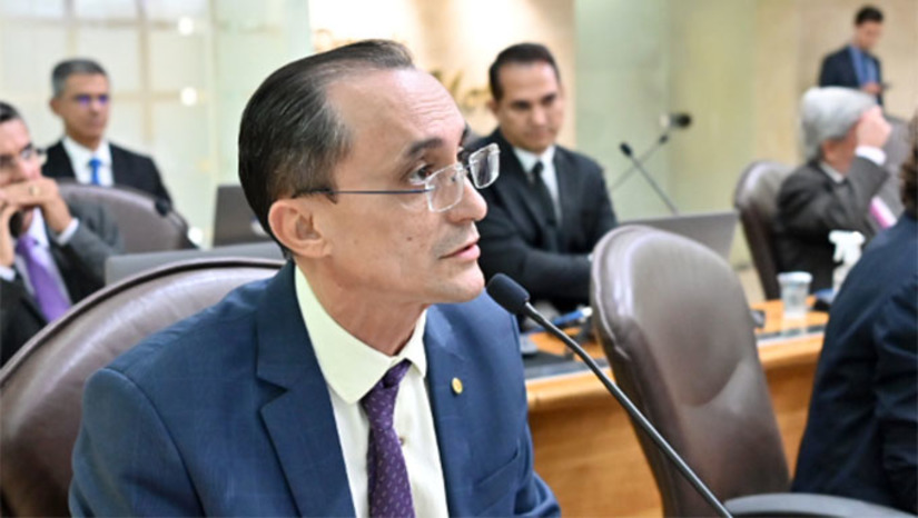 Imagem 1 -  Colocação acima é de Manoel Cunha Neto, Souza, no momento que se despedia da Assembléia Legislativa do Rio Grande do Norte. Enquanto deputado, Souza aprovou projetos para fortalecer o pequeno produtor de rural, produtor de sal artesanal, pescadores e também pequenos e médios empresários, com ampliação do tempo de validade das licenças ambientais, agora, disse que quem sabe será o "embaixador de Areia Branca"